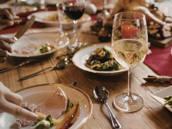 Vivre un Noël sur la Côte d&rsquo;Opale : saveurs locales et idées cadeaux authentiques