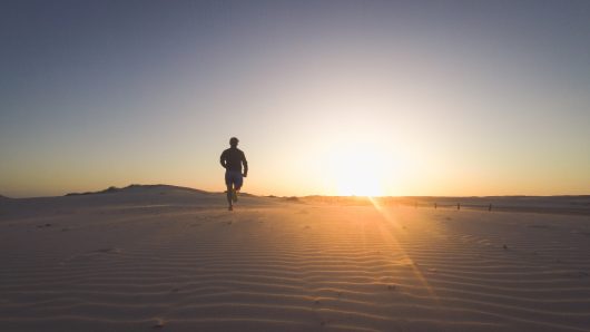 coureur-coucher-de-soleil