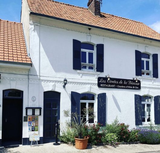 facade-du-restaurant-les-contes-de-la-becasse-a-saint-josse