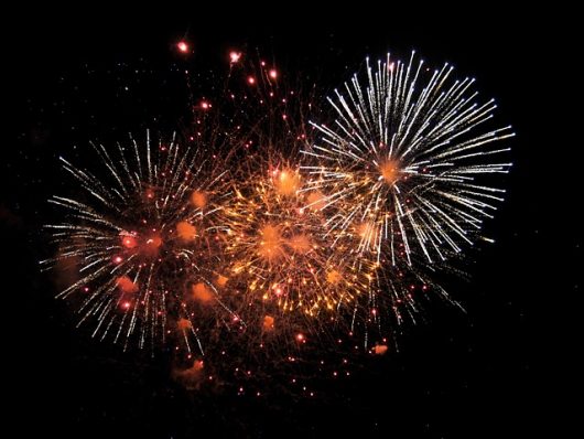 fireworks-1880045-640