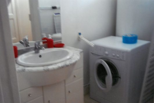 geraldine-bouly-salle-de-bain-lavabo-meuble-de-rangement-lave-linge