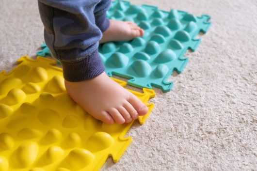 small-baby-feet-ribbed-rug