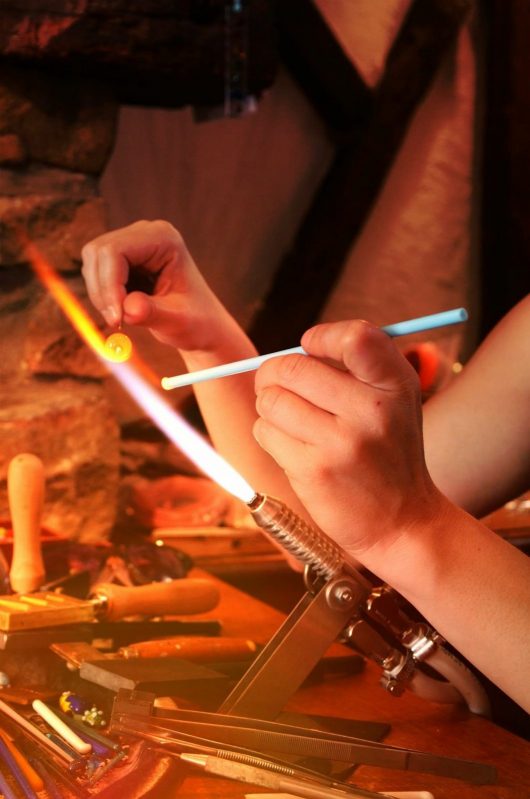 travail-du-verre-au-chalumeau-paola-fileuse-de-verre